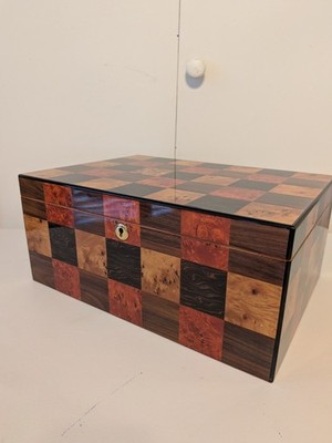 Large Wooden 100 Cigar Humidor with Lift out tray .  Checkered Pattern.