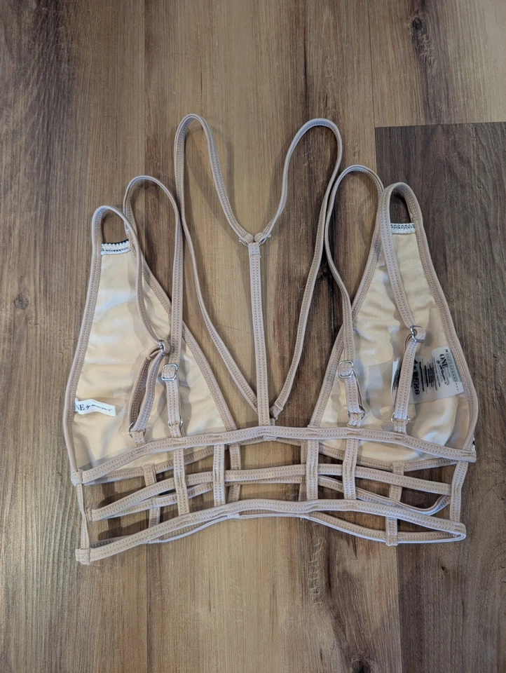 Top de bikini One by One cucharadita para mujer talla pequeña blanco azul marino y jaula nude Foto 2 de 4