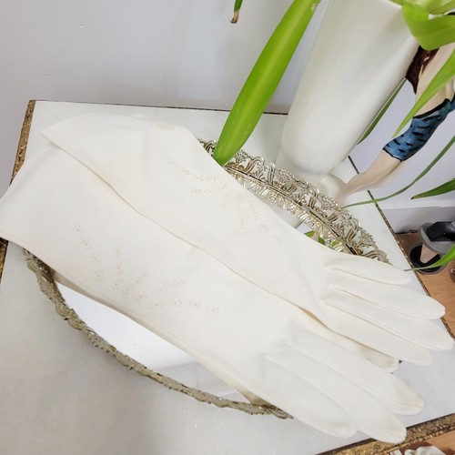 Vintage 60s Embroidered Cream Gloves - Picture 7 of 11