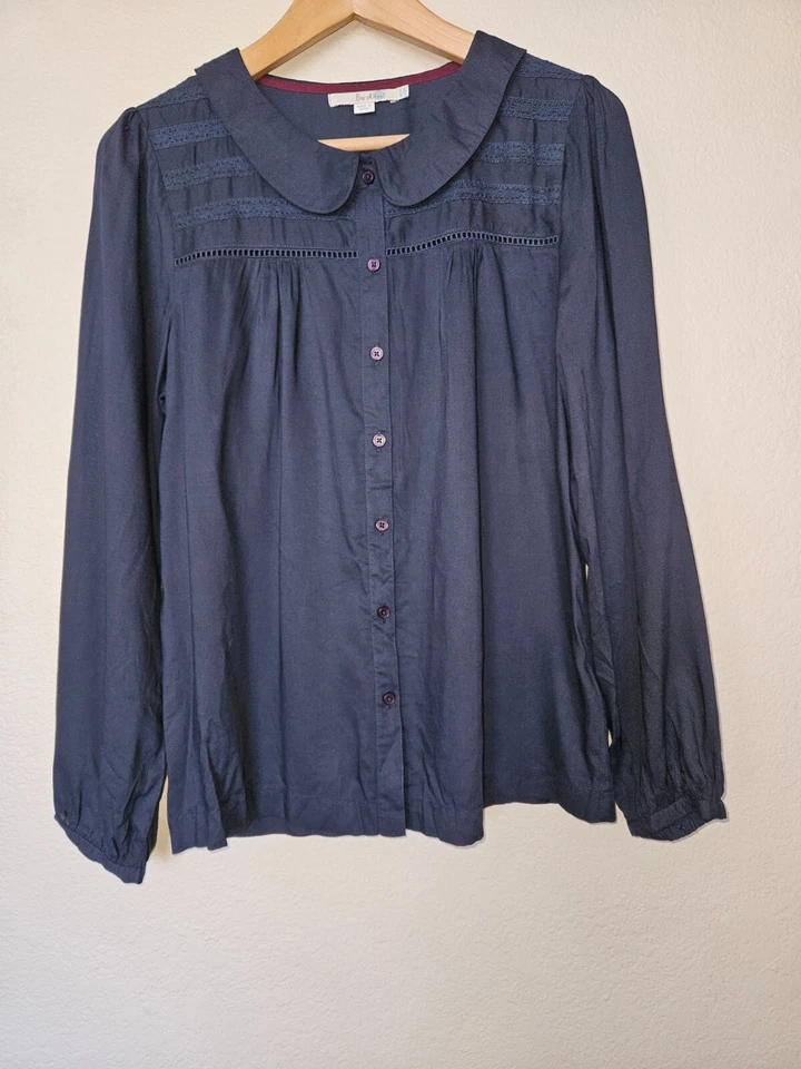 Blusa Boden con ribete de encaje talla US 6 azul marino cuello Peter Pan abotonada