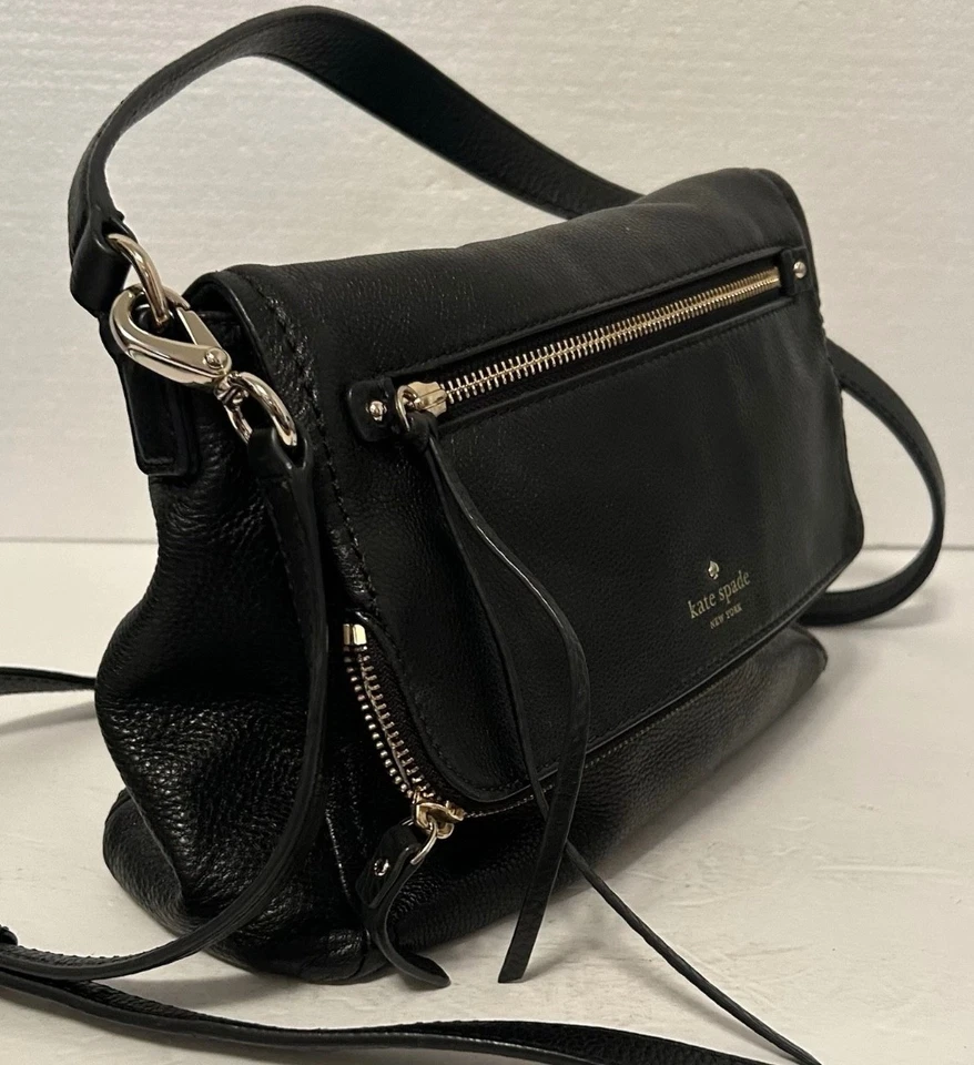Bolso Bandolera Plegable Kate Spade Cuero Guijarro Negro - Cartera con Dos Correas Foto 2 de 4