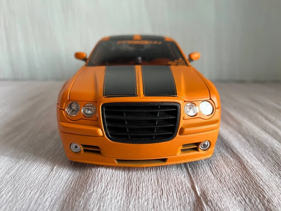 Norev 1:18 Chrysler 300C Hemi V8 Parotech - Immagine 2 di 4