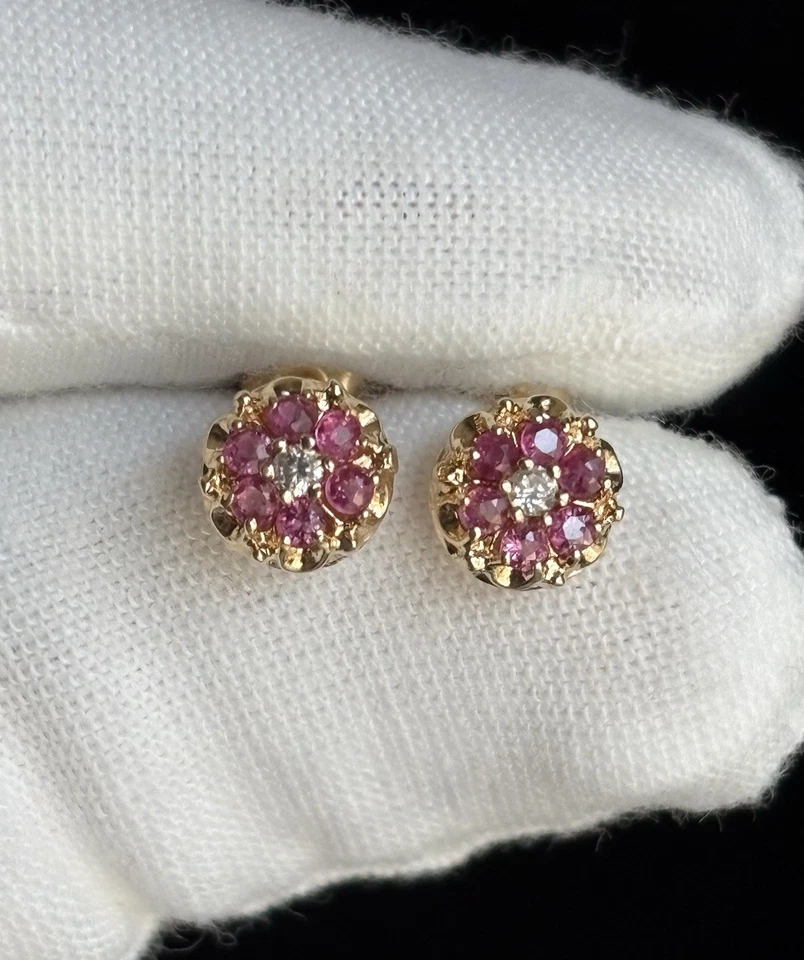 Aretes Buttercup vintage de oro amarillo de 14 quilates con racimo de diamantes y rubíes Foto 4 de 4