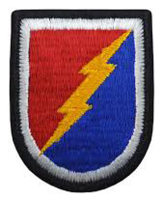 Lot of 20 Army 4th Airborne Brigade Cmbt Team 25th Inf Div Beret Flash ...