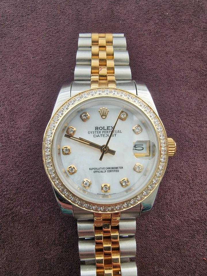Rolex Oyster Perpetual Datejust 31 mm con esfera de diamante blanco y bisel de diamantes. Foto 2 de 4