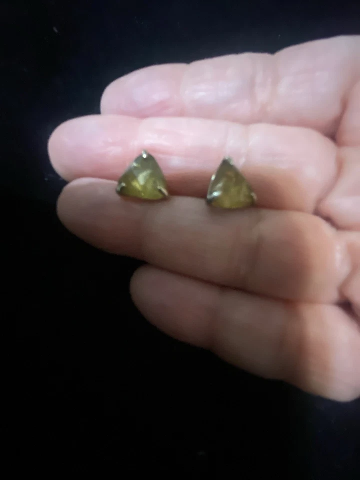 Kendra Scott Tono Plata Piedra Marrón Forma Triangular Con Postes Foto 4 de 4