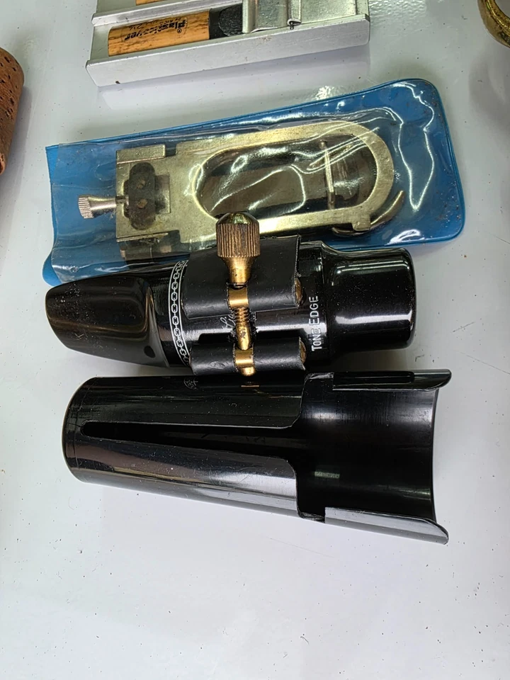 SAXOFÓN MARTIN TONO BAJO DE COLECCIÓN ELKHART EN ESTUCHE Y ACCESORIOS COMO ESTÁ Foto 3 de 4