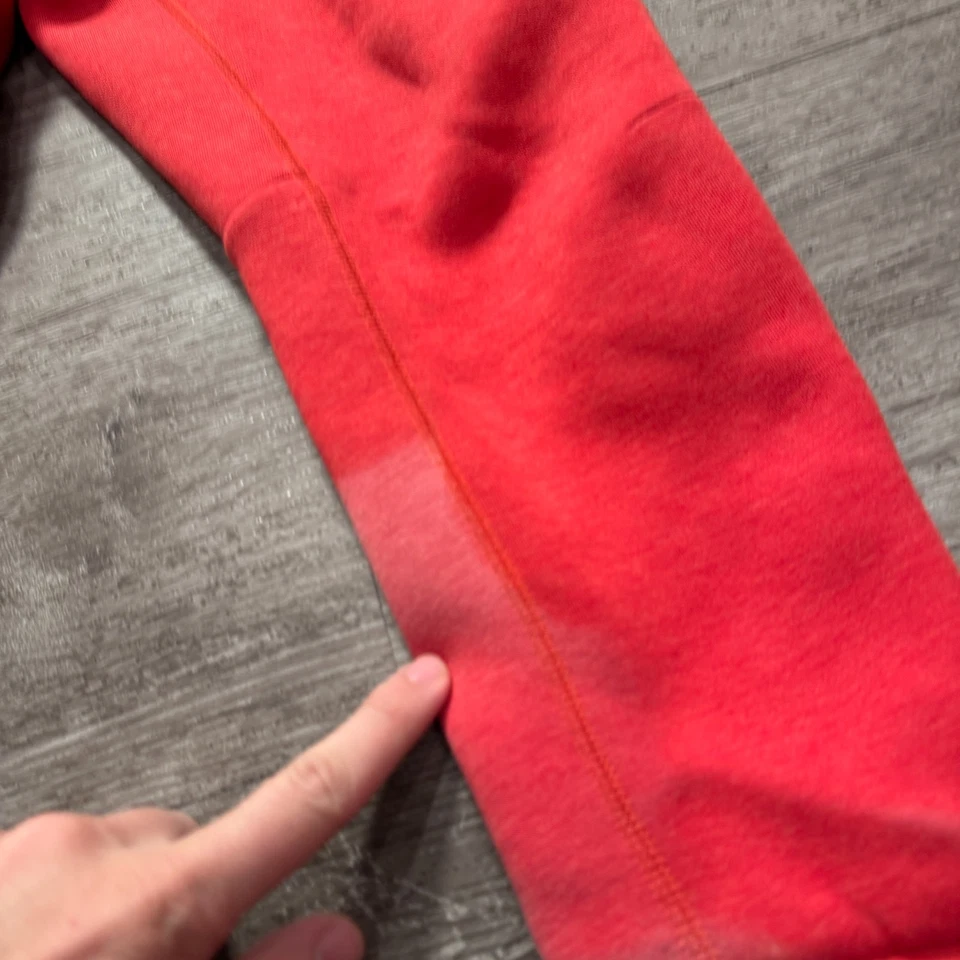 Calça Nike Tech masculina vermelha média esportiva lã cordão zíper bolso 24x24 - Imagem 3 de 4