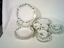20pc STERLING HOME CHRISTMAS  HOLLY BERRIES DINNERWARE SET SERVICE FOR 4 HOLIDAY
