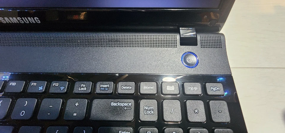 CHEAP LAPTOP Samsung 300E i3 Cores, 8GB DDR3, MICROSOFT OFFICE 2024, Win 10 - Image 3 of 4