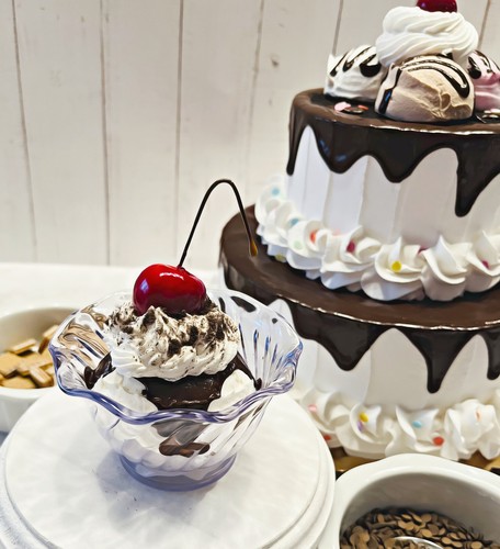 Helado falso DECIKES Sundae comida artificial galletas y crema Sundae - Imagen 4 de 7