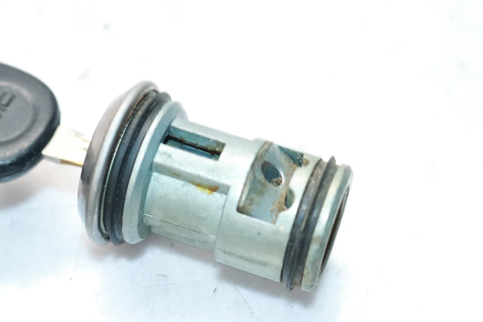 2003-2005 GMC SIERRA SILVERADO 6.6L IGNITION SWITCH CYLINDER & KEY FOB REM Y8431 - Image 4 of 4