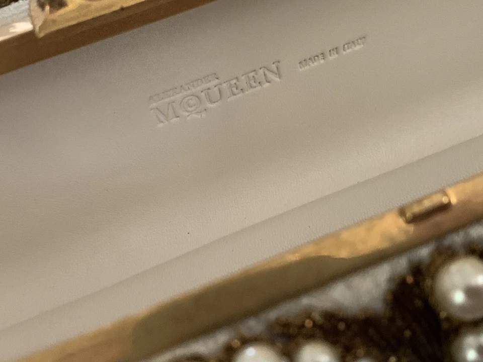 Alexander McQueen ~ Bolso sin asas nudillos adornado con perlas sintéticas pasarela ~ nupcial Foto 3 de 4