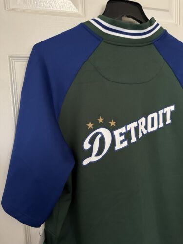 Nike Uomo XL Detroit Pistons 313 Team PE City Edition Warmup Shooting Shirt NUOVO - Foto 13 di 14