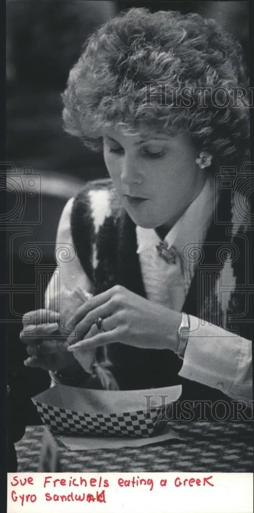 1985 Press Photo Sue Freichels eats a Greek gyro sandwich at the Folk Fair.