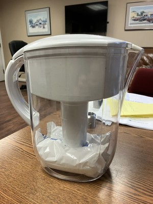 Brita 10 Cup Water Filtration Pitcher Everyday Model #OB25/OB03 w 2 Filters