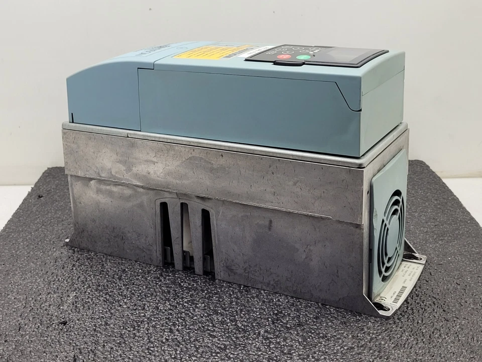 Unidad de CA Johnson Controls VSD SVX002A1 SVX9000 3 HP 3PH 220-240 0-500Hz 11A Foto 4 de 4