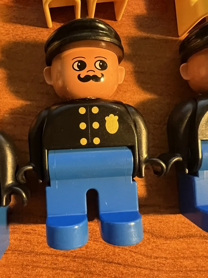 Lego Duplo Lote de 10 Figuras Personas Barco Tripulación Policías Mecánico Granjero 2.5” COMO NUEVO Foto 2 de 4