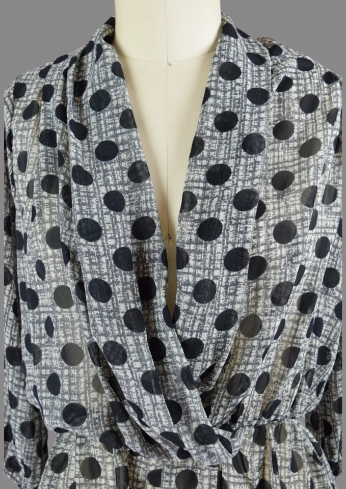 Blusa Top GREEN DRAGON Hecha en EE. UU. Gris Lunares Ligera Talla Mediana Foto 2 de 4