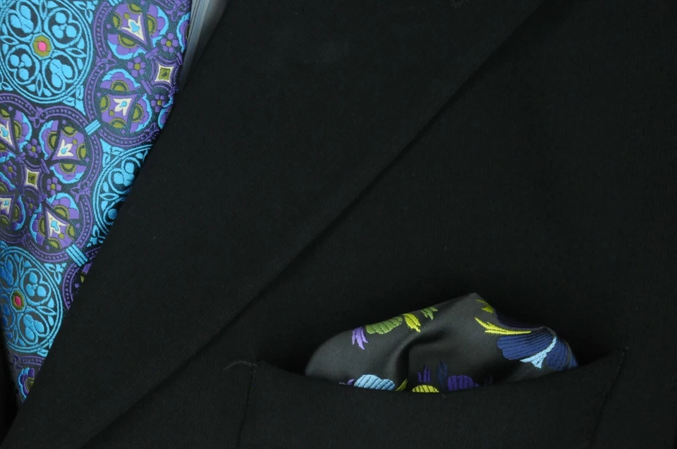 Cuadrado de Bolsillo Lord R Colton Masterworks - Osaka Blood Flower Onyx Silk - $75 Nuevo Foto 2 de 3