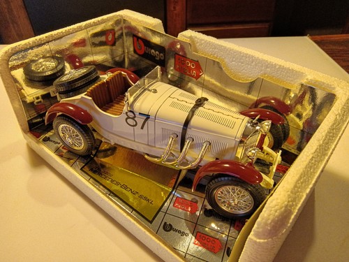 BURAGO White Mercedes Benz SSKL 1931 1000 Miglia 1/18 Die-Cast Model - Picture 4 of 7