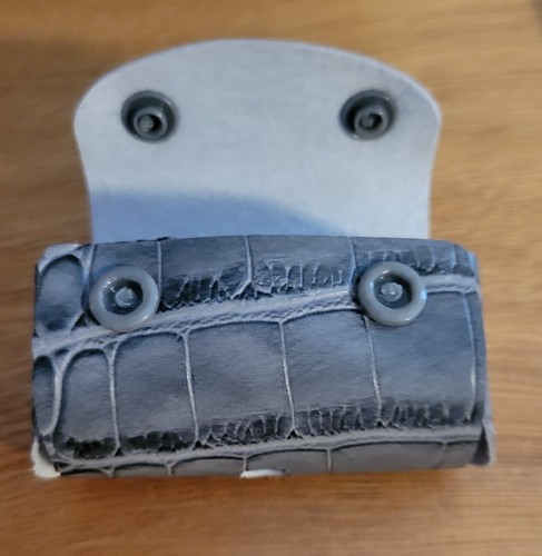 Nuevo Soporte y Bolsos para Perro Caca Hecho a Mano Vinilo Broches Llave para Pastilla Gris Aspecto Cocodrilo - Imagen 4 de 4