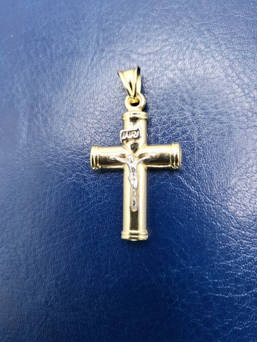18ct Gold Cross Crucifix Pendant. 750 