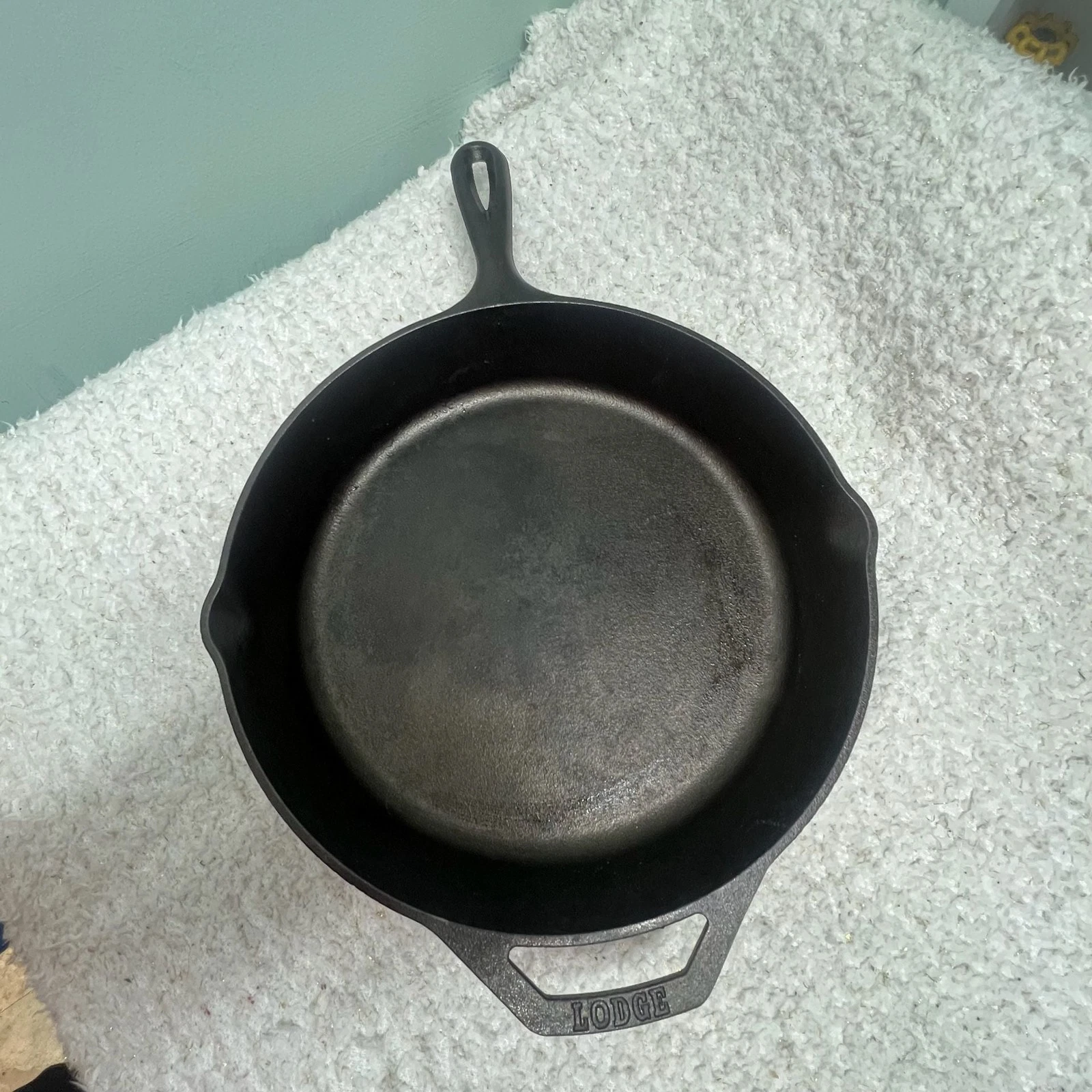 Lodge 10.25” Cast Iron Skillet w Helper Handle 10SK Made in USA Estate Sale N