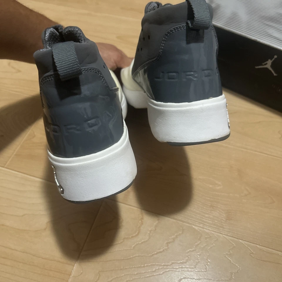 Air Jordan Roy Jones Jr Bolo 训练鞋美国男式 9.5 码白色/灰色 — 第 3/4 张图片