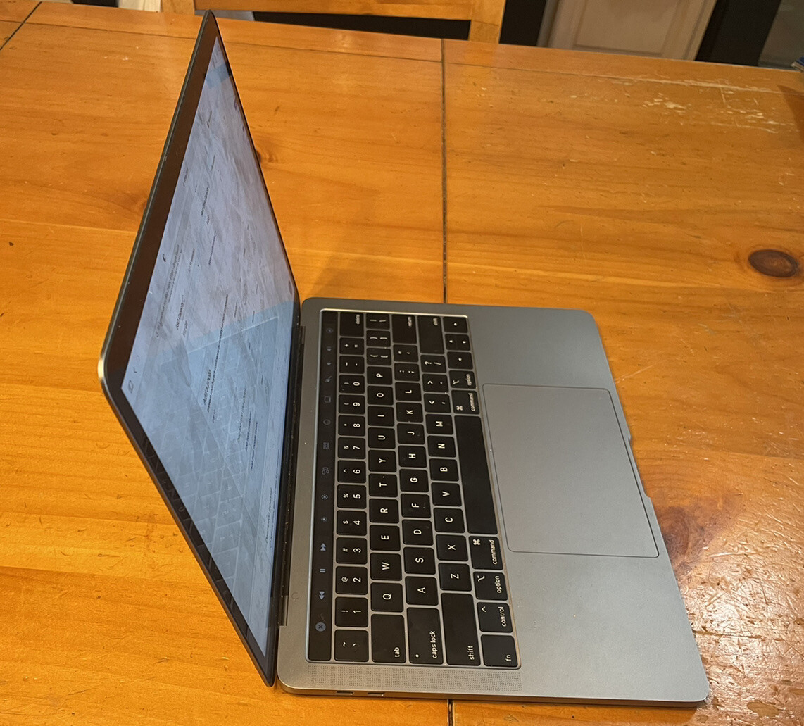macbook pro 2019 13 inch touch bar 2.4 GHz Quad-Core Intel
