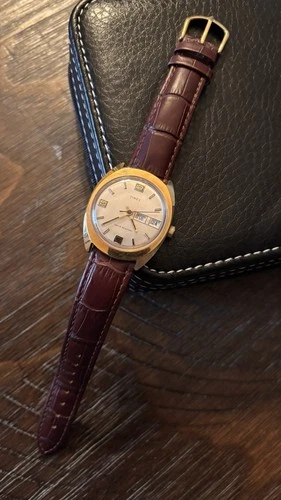 1975 Timex Vintage Mechanical Wristwatch Champagne Dial Brown Leather