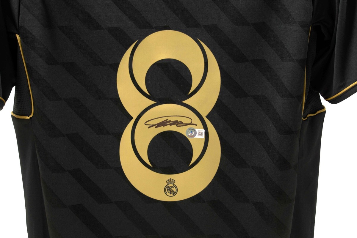 Ricardo Kaka Signed Real Madrid Jersey (Beckett) Attacking