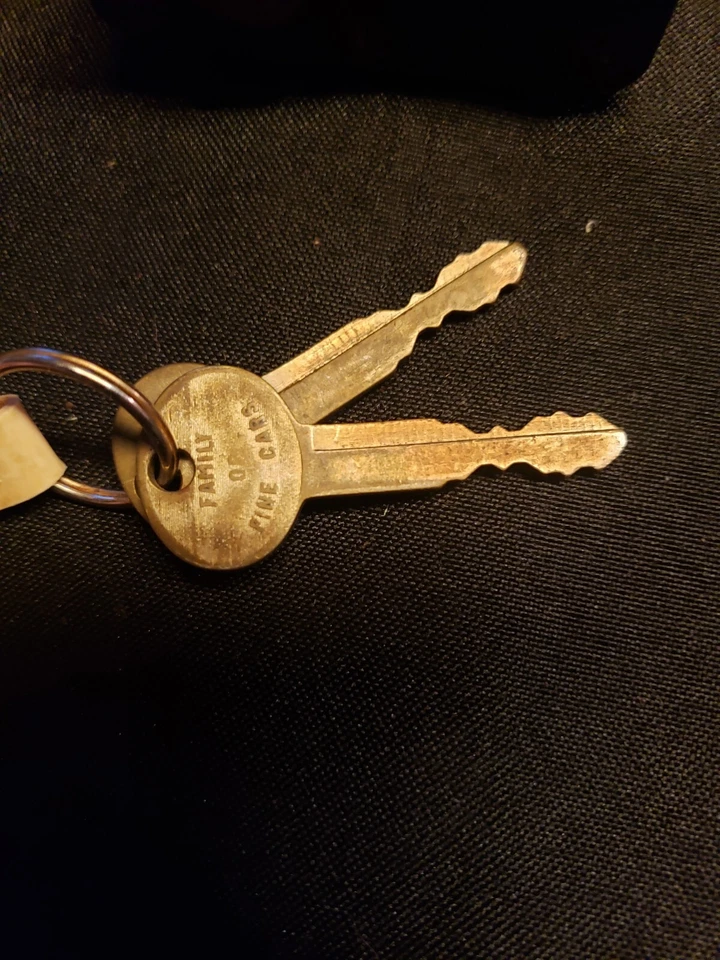 Cerradura de neumático de repuesto Ford vintage años 60-70 con 2 llaves J Bolt Mercury Cougar fabricante original raro Foto 2 de 4