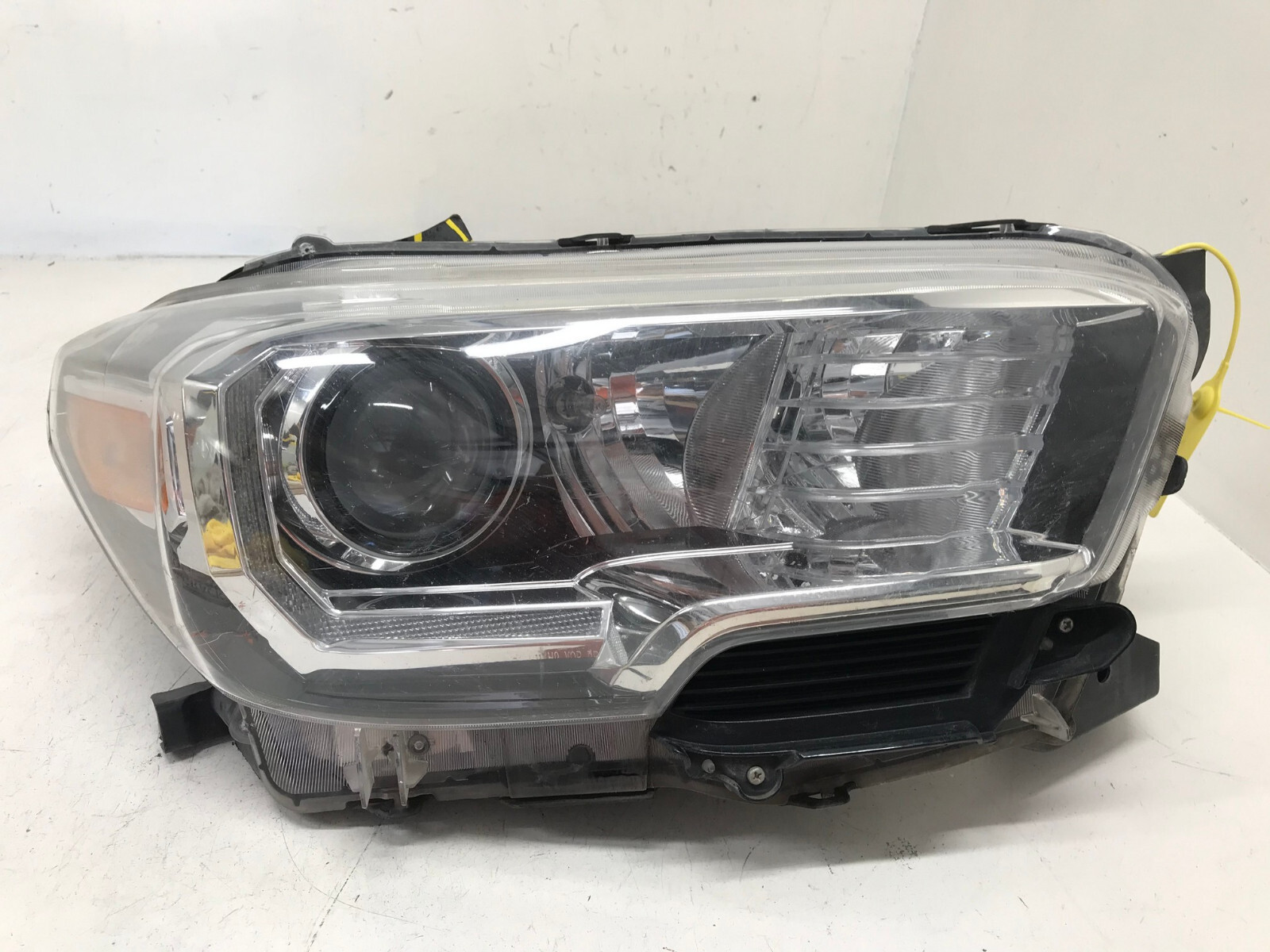 Headlight Damaged Right Passenger RH Toyota Tacoma 2016-2018 8111004270 OEM2