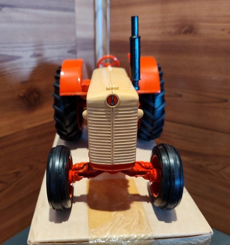 NEW ERTL 1:16 SCALE CASE 600 DIE-CAST TRACTOR IN OPEN BOX MADE IN USA IN 1986 - Picture 6 of 14
