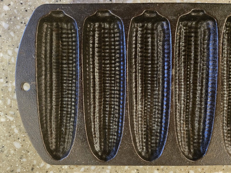 LODGE Vintage Cast Iron 7 Ear Corn Stick Cornbread Mold - # 27C2