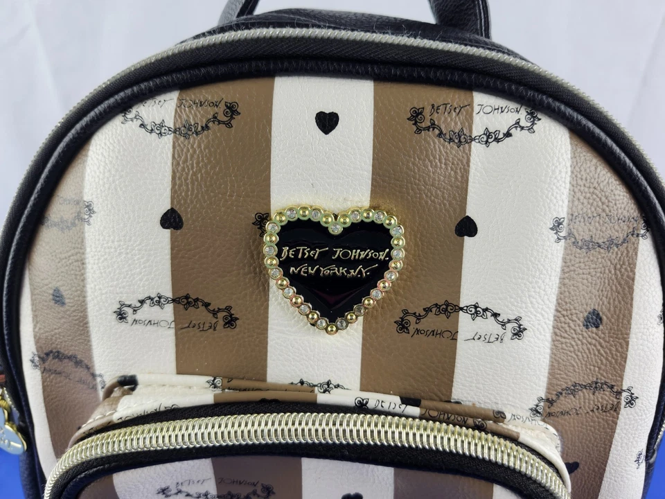 Mini mochila Betsey Johnson a rayas blancas y tostadas Foto 2 de 4