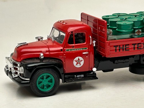 Corgi 52902 Diamond T Truck with Oil Drums 1:50 Scale with Box - Picture 17 of 24