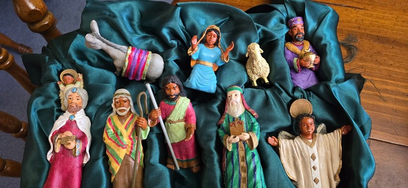 Vintage Nativity Set Heritage of Christmas 10 Pieces