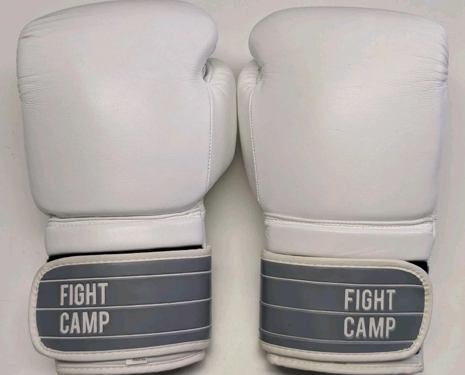 FIGHT CAMP 16 oz Adult M/L White/Gray Boxing Gloves Ring Fighting Sports Vinyl
Opens in a new window