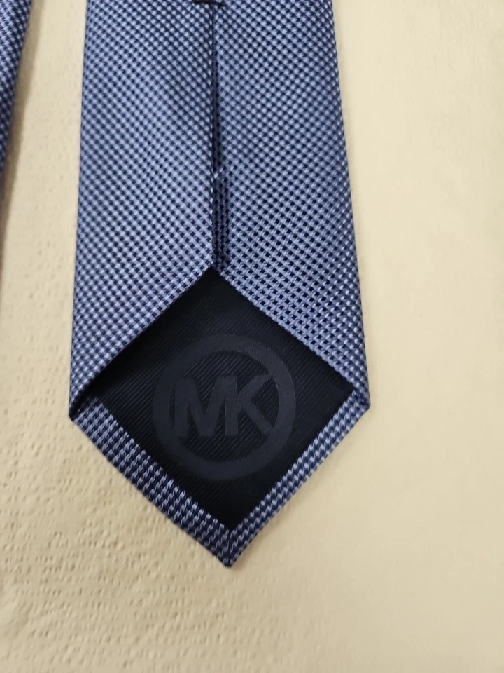 Corbata limpia MICHAEL KORS hexagonal azul marino oscuro vinculada a seda Foto 4 de 4