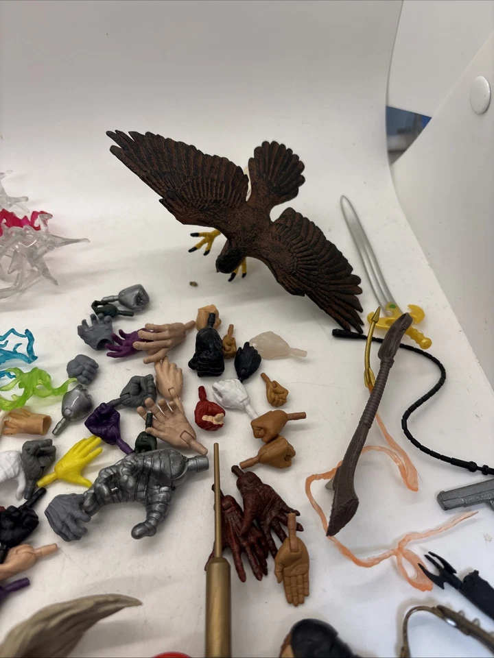 Lote de forraje cabezas manos armas piezas 75+ piezas Marvel Legends Foto 4 de 4