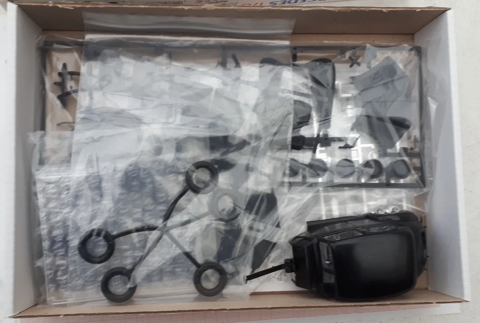 Airfix (Heller) 1936-52 Mercedes Benz 170V, 1:24, unbuilt plastic model kit - Bild 2 von 2