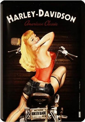 Nostalgic Art HARLEY DAVIDSON BIKER BABE CLASSIC SEXY PIN UP Blechpostkarte +