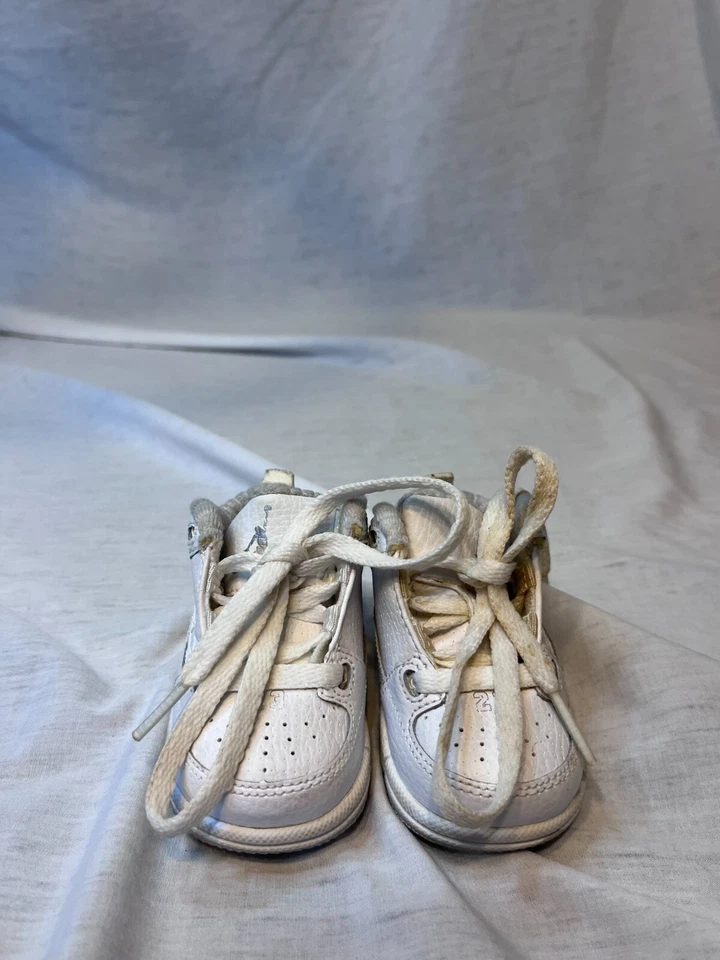 Baby Jordans todo blanco talla 2c Foto 4 de 4