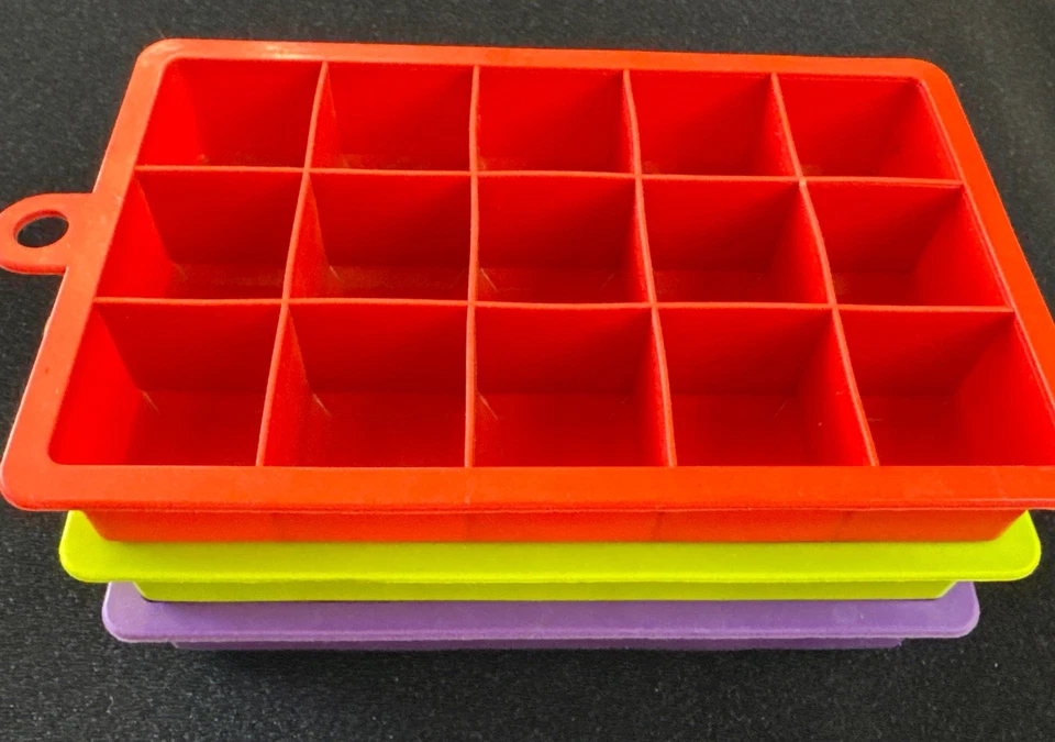 3 bandejas de cubitos de hielo molde de plástico de silicona de fácil liberación de 7 x 4 pulgadas Foto 3 de 4