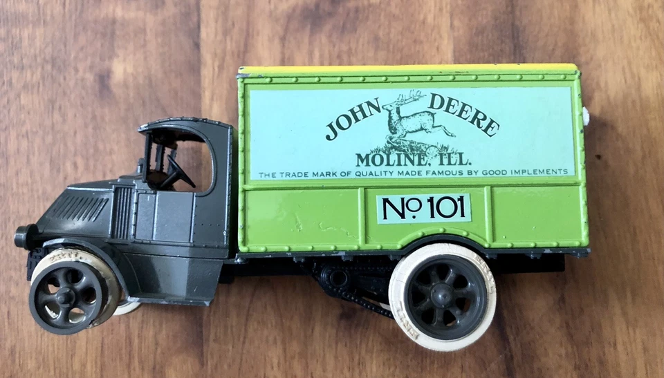 Banco de furgoneta de reparto John Deere 1926 Mack Bulldog, 7" de largo, de Ertl Foto 2 de 4