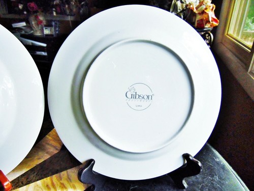 2 CHRISTMAS GIBSON HOUSEWARES DINNER PLATES 10 1/4"R ORNAMENTS CANDY CANES - Picture 5 of 7