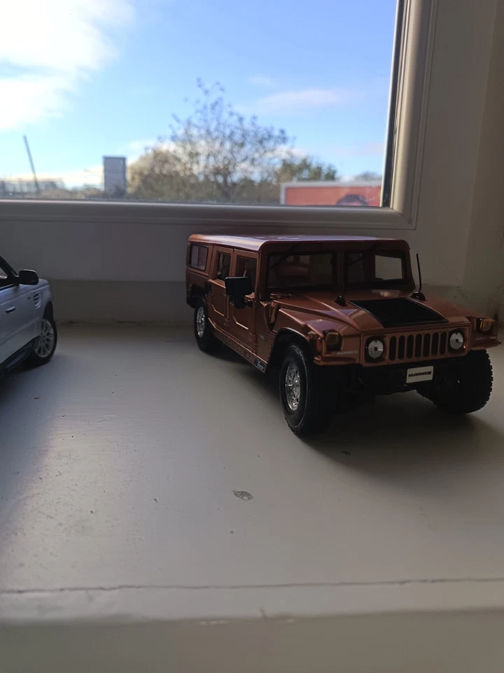 Maisto Players Hummer H2 SUV Silver Diecast Model Car 1:18 Scale - Image 3 of 4