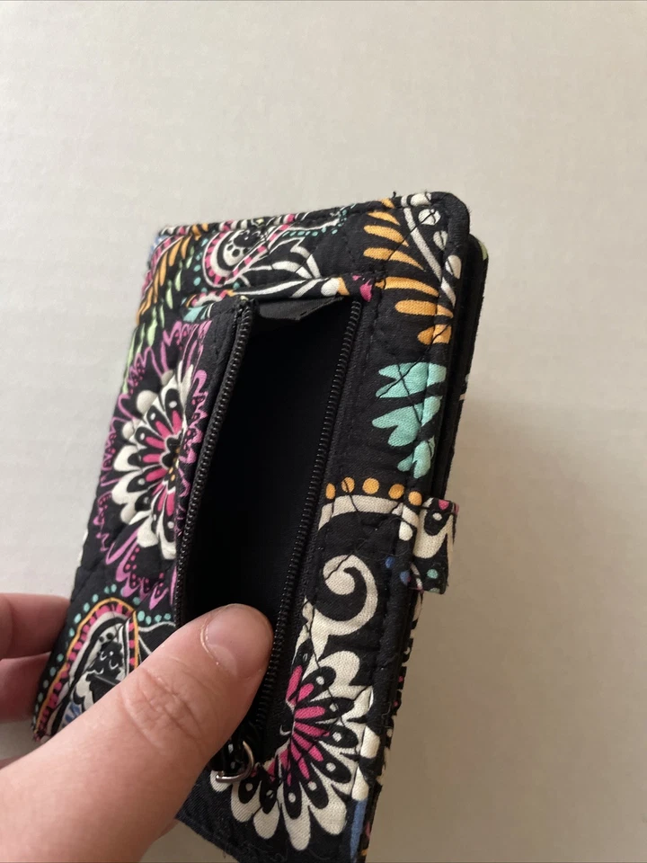 Cartera pasaporte de viaje Vera Bradley Signature bandana remolino negra retirada Foto 4 de 4